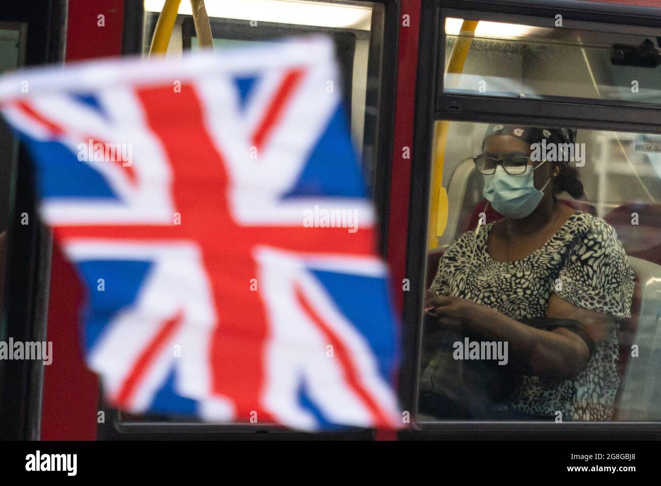 London, Großbritannien. Juli 2021. LONDON, GROSSBRITANNIEN. JULI. Mitglieder des öffentlichen Nahverkehrs nutzen öffentliche Verkehrsmittel in und um London, Großbritannien am Montag, den 19. Juli 2021, werden die so genannten ‘Freedom Day' as Covid 19 Einschränkungen aufgehoben. Obwohl Gesichtsmasken für Londoner Züge und Busse im Verkehr immer noch obligatorisch sind, wurden einige Pendler ohne eine beobachtet. (Kredit: Tejas Sandhu | MI Nachrichten) Kredit: MI Nachrichten & Sport /Alamy Live Nachrichten Stockfoto