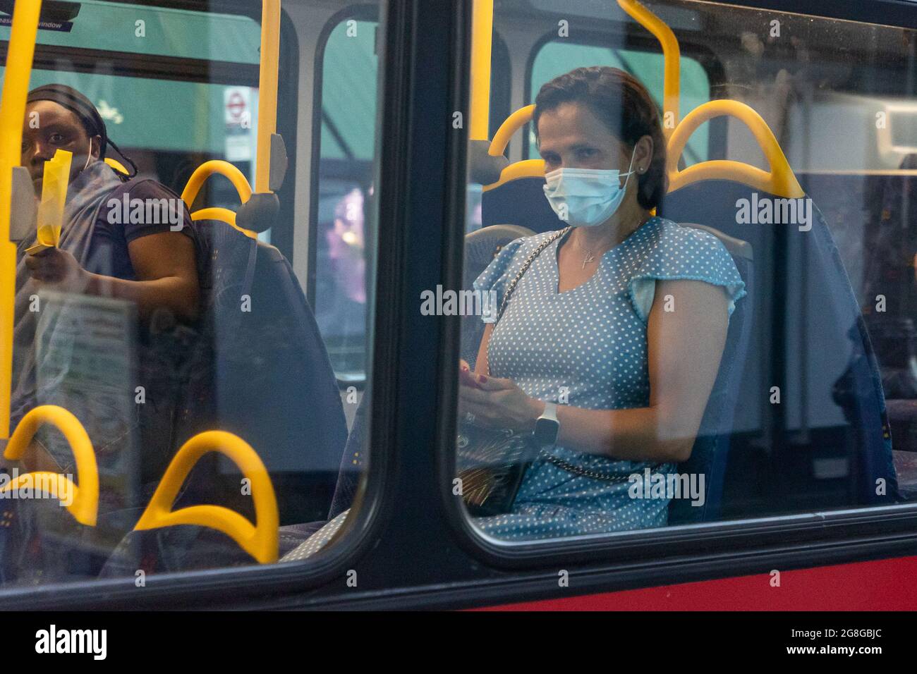 London, Großbritannien. Juli 2021. LONDON, GROSSBRITANNIEN. JULI. Mitglieder des öffentlichen Nahverkehrs nutzen öffentliche Verkehrsmittel in und um London, Großbritannien am Montag, den 19. Juli 2021, werden die so genannten ‘Freedom Day' as Covid 19 Einschränkungen aufgehoben. Obwohl Gesichtsmasken für Londoner Züge und Busse im Verkehr immer noch obligatorisch sind, wurden einige Pendler ohne eine beobachtet. (Kredit: Tejas Sandhu | MI Nachrichten) Kredit: MI Nachrichten & Sport /Alamy Live Nachrichten Stockfoto