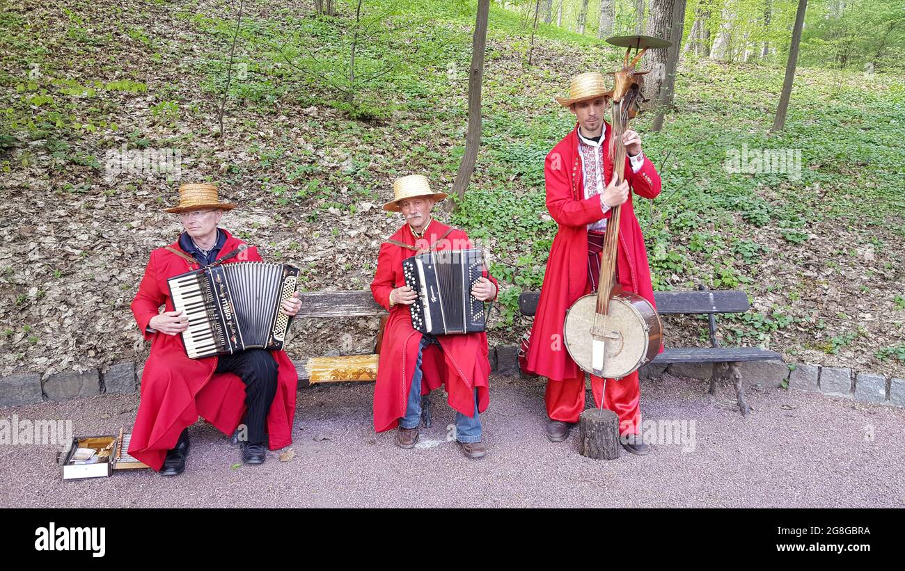 Sofievsky Park, Ukraine - 04.23.2018: Eine Gruppe von Musikern in ukrainischen Nationalkostümen. Kleidung und Musikinstrumente erinnern an das mol Stockfoto