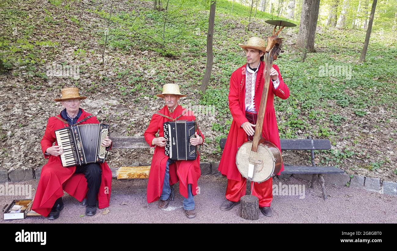 Sofievsky Park, Ukraine - 04.23.2018: Eine Gruppe von Musikern in ukrainischen Nationalkostümen. Kleidung und Musikinstrumente erinnern an das mol Stockfoto