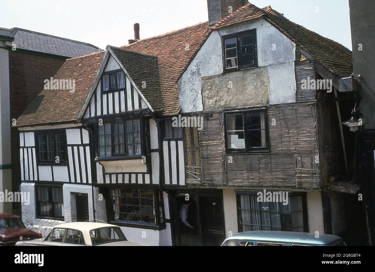 1975, Außenansicht aus dieser Zeit eines historischen alten Tudor-Gebäudes, das repariert wird, 137 All Saints Street in der Altstadt von Hastings, East Sussex, England, Großbritannien. Fachwerkhäuser sind anfällig für die Verwüstungen von Zeit und Wetter, aber von den alten Gebäuden sind die mittelalterlichen und Tudor Häuser einige der ältesten erhaltenen Häuser. Stockfoto