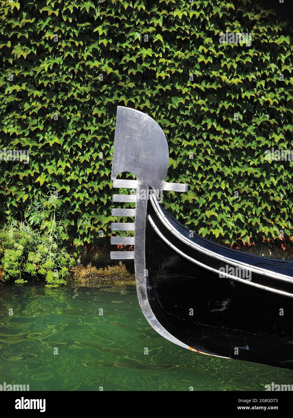 Grüner Tourismus und Ökoturismus in Venedig. Ein typischer Gondelbogen mit Blättern Stockfoto