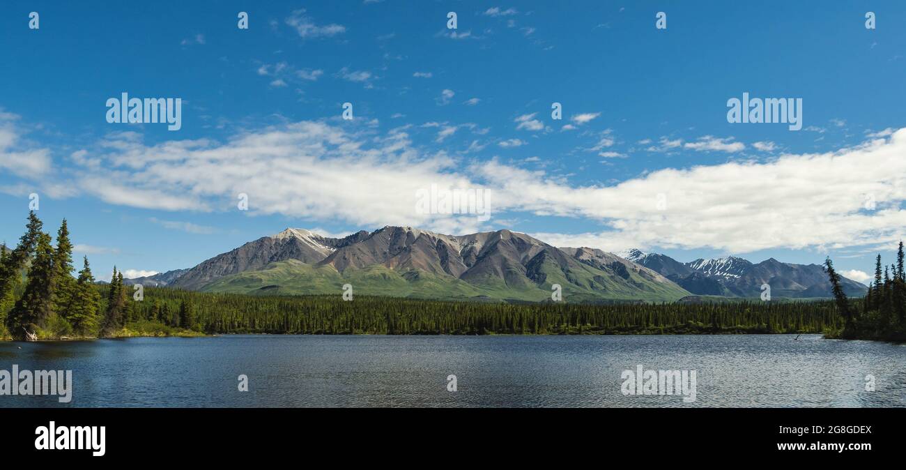 Twin Lakes und Mentasta Mountains in Wrangell-St. Elias National Park in Alaska. Stockfoto