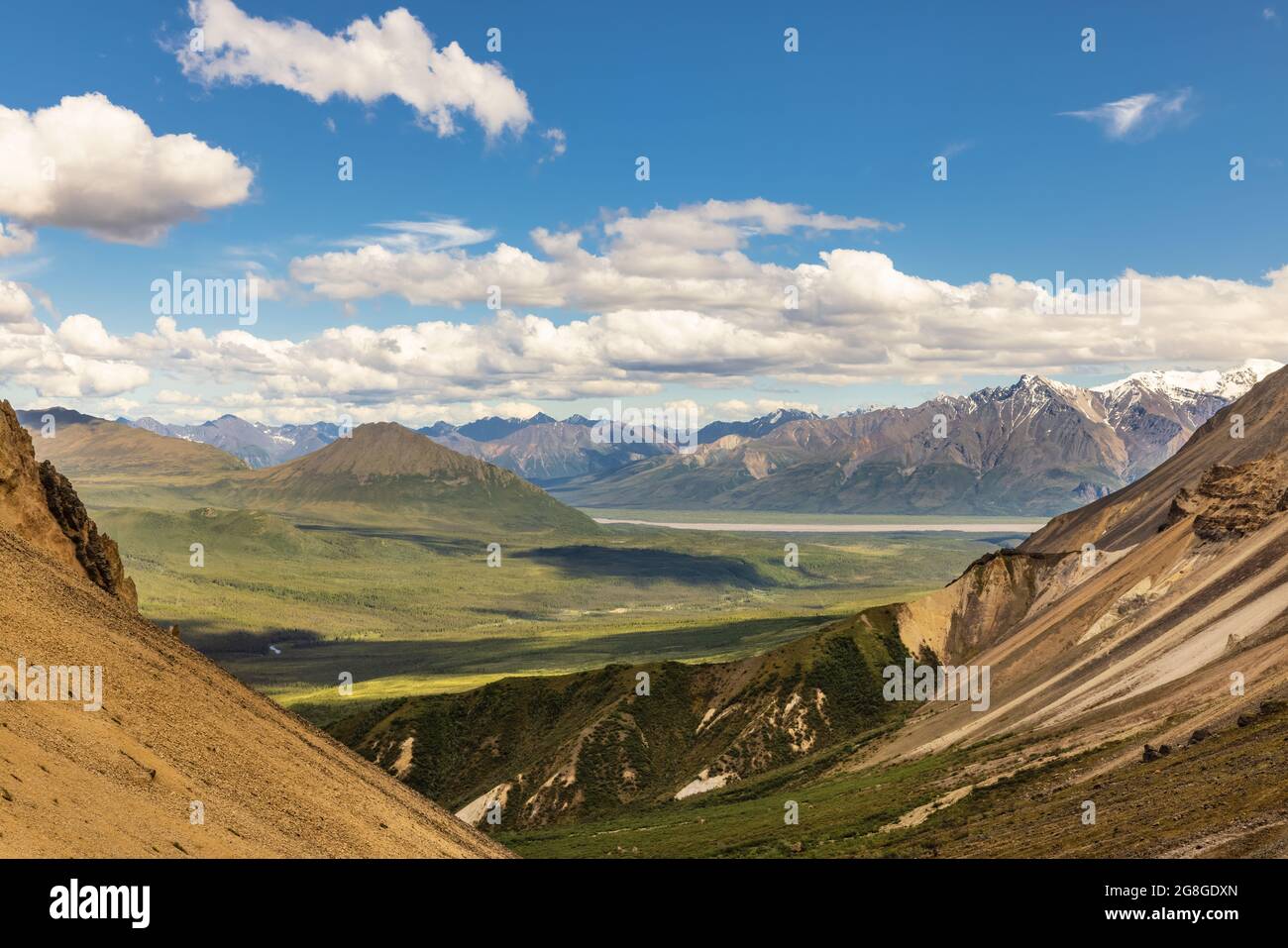 Der Pass am Skookum Volcano Trail überblickt die Boyden Hills und die Mentasta Mountains in der Wrangell-St. Elias National Park in Alaska. Stockfoto