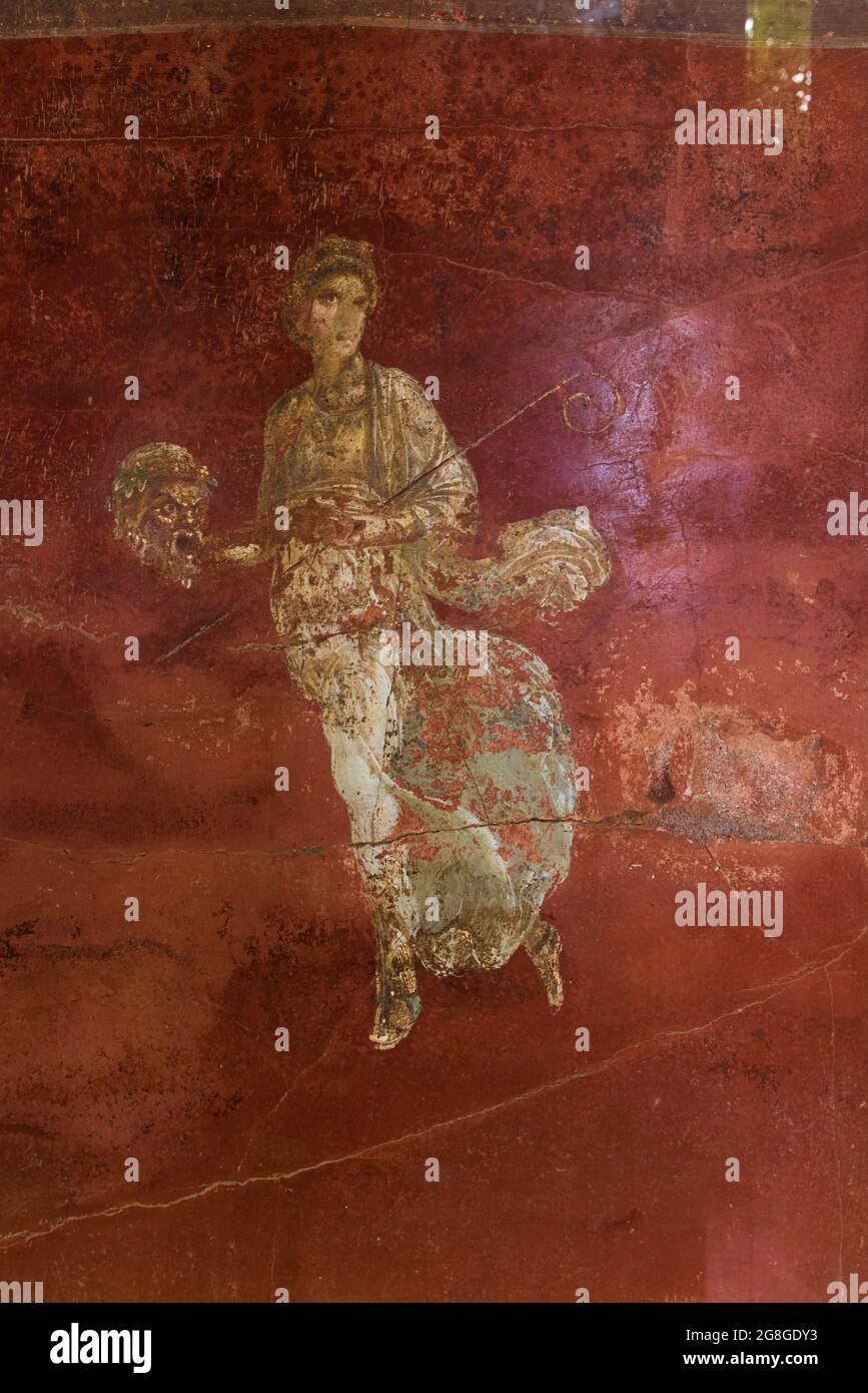 POMPEJI, ITALIEN - 18. JULI 2021: Pompeji Fresko einer Frau mit einem männlichen Kopf in der rechten Hand Stockfoto