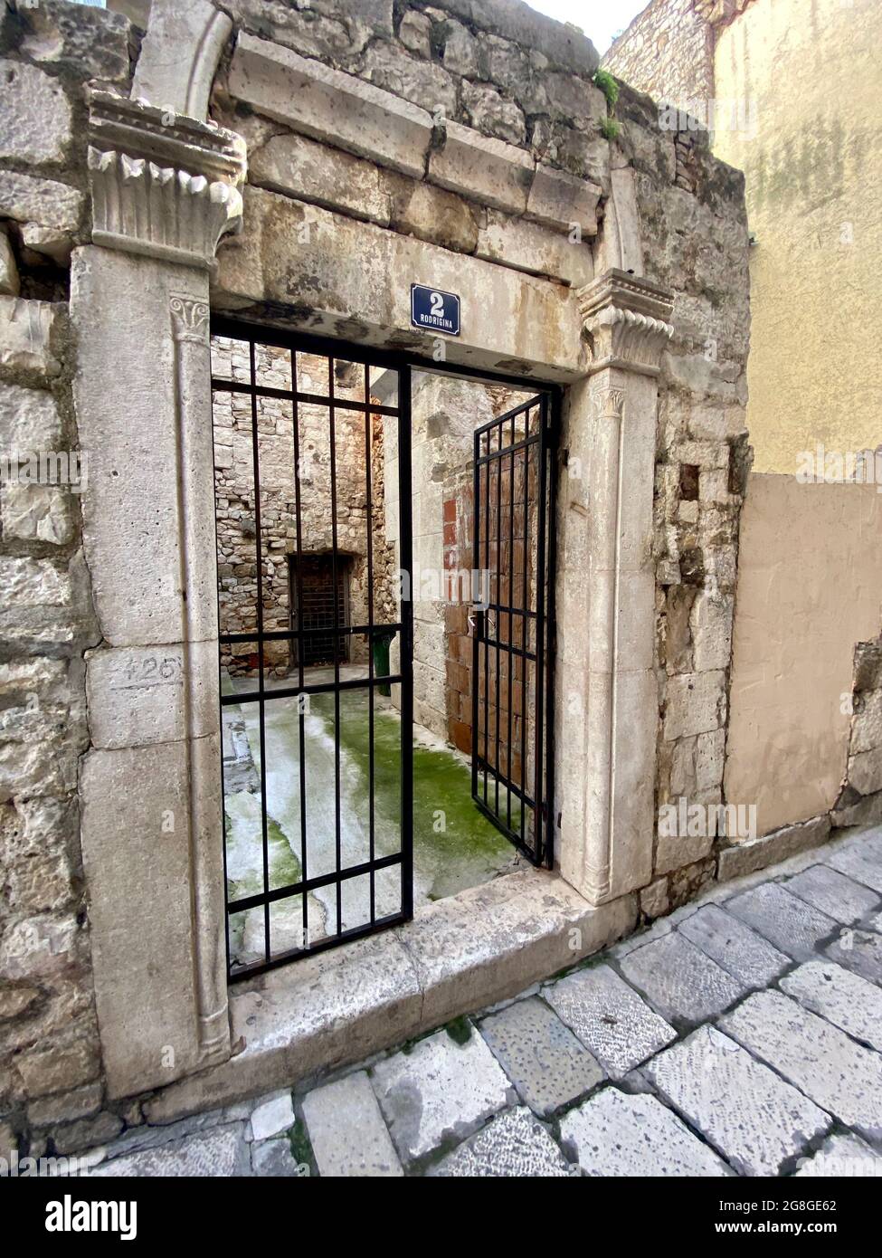 Portal eines Hauses im ehemaligen jüdischen Ghetto in Split, Kroatien (im Diokletianpalast) mit sichtbarem Steinfillister, einst ein Mezuzah-Container Stockfoto