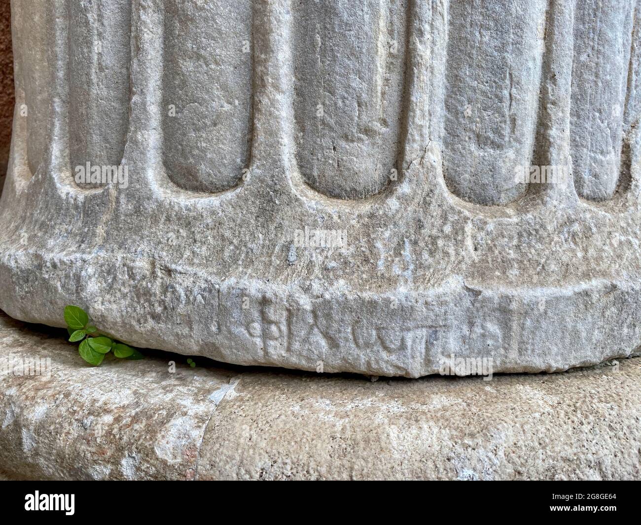 Basis der römischen Säule im Diokletianpalast in Split, Kroatien mit in griechische Buchstaben geschnitzter signatura Stockfoto