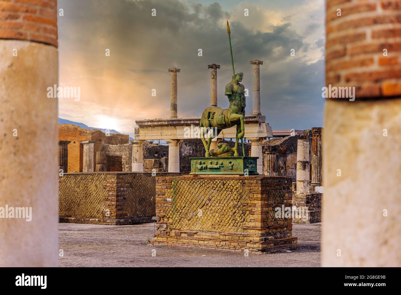 POMPEJI, ITALIEN - 18. JULI 2021: Statue des Mitoraj-Kentaurus im Forum des archäologischen Parks von Pompeji. Kampanien, Italien. Stockfoto