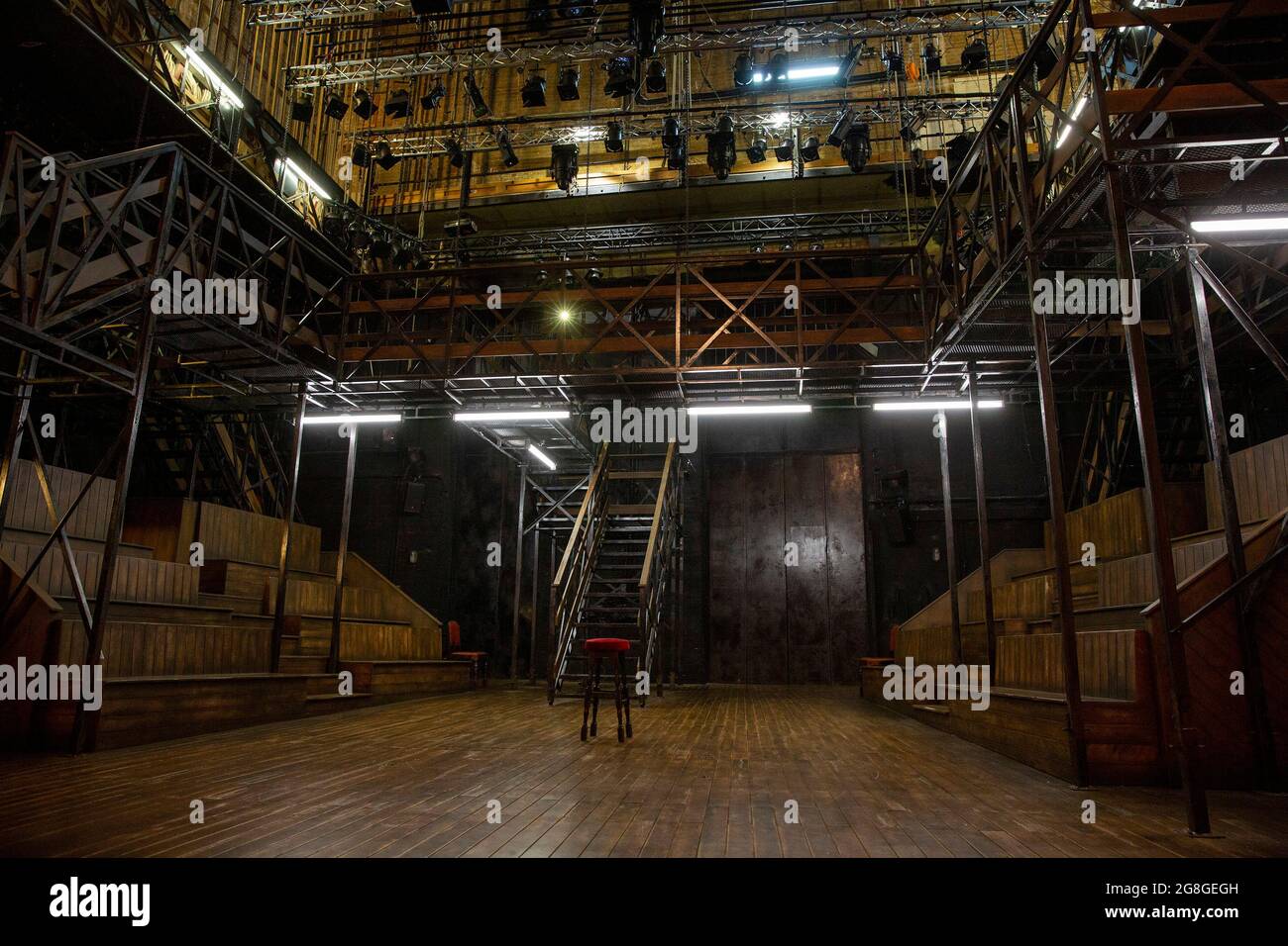 Volle Bühne für HAMLET von Shakespeare Eröffnung im Theatre Royal Windsor, England am 20/07/2021, zeigt den Boden, die Treppe, auf der Bühne sitzen, Erhöhte Plattformen und Beleuchtung Gantry Set Design: Lee Newby Kostüme: Loren Epstein Perücken & Make-up: Susanna Peretz Beleuchtung: Zoe Spurr Regie: Sean Mathias Stockfoto