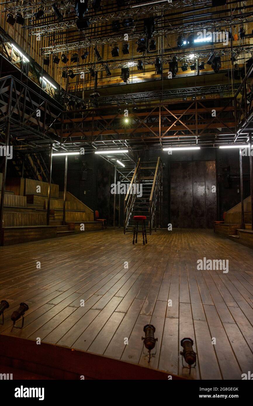 The Set for HAMLET by Shakespeare Eröffnung im Theatre Royal Windsor, England am 20/07/2021, mit Bühnenboden, Treppen, Sitzplätzen auf der Bühne, erhöhten Plattformen und Lichtportal, Rig und Leuchten Bühnenbild: Lee Newby Kostüme: Loren Epstein Perücken & Make-up: Susanna Peretz Beleuchtung: Zoe Spurr Regie: Sean Mathias Stockfoto