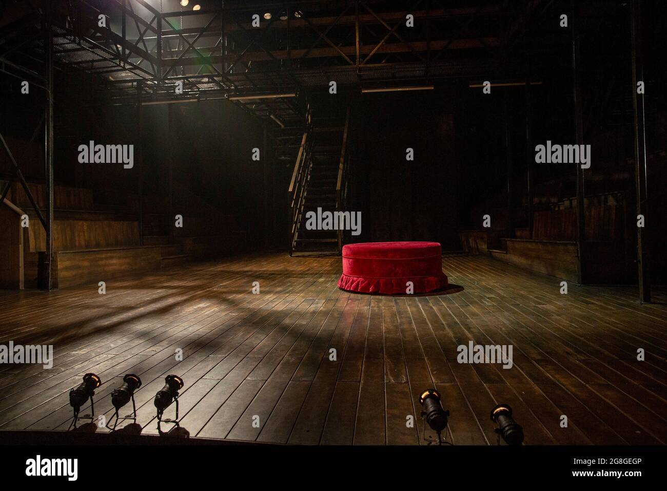 Volle Bühne für HAMLET von Shakespeare Eröffnung im Theatre Royal Windsor, England am 20/07/2021, zeigt den Boden, die Treppe, auf der Bühne sitzen, Erhöhte Plattform und Scheinwerfer Set Design: Lee Newby Kostüme: Loren Epstein Perücken & Make-up: Susanna Peretz Beleuchtung: Zoe Spurr Regie: Sean Mathias Stockfoto