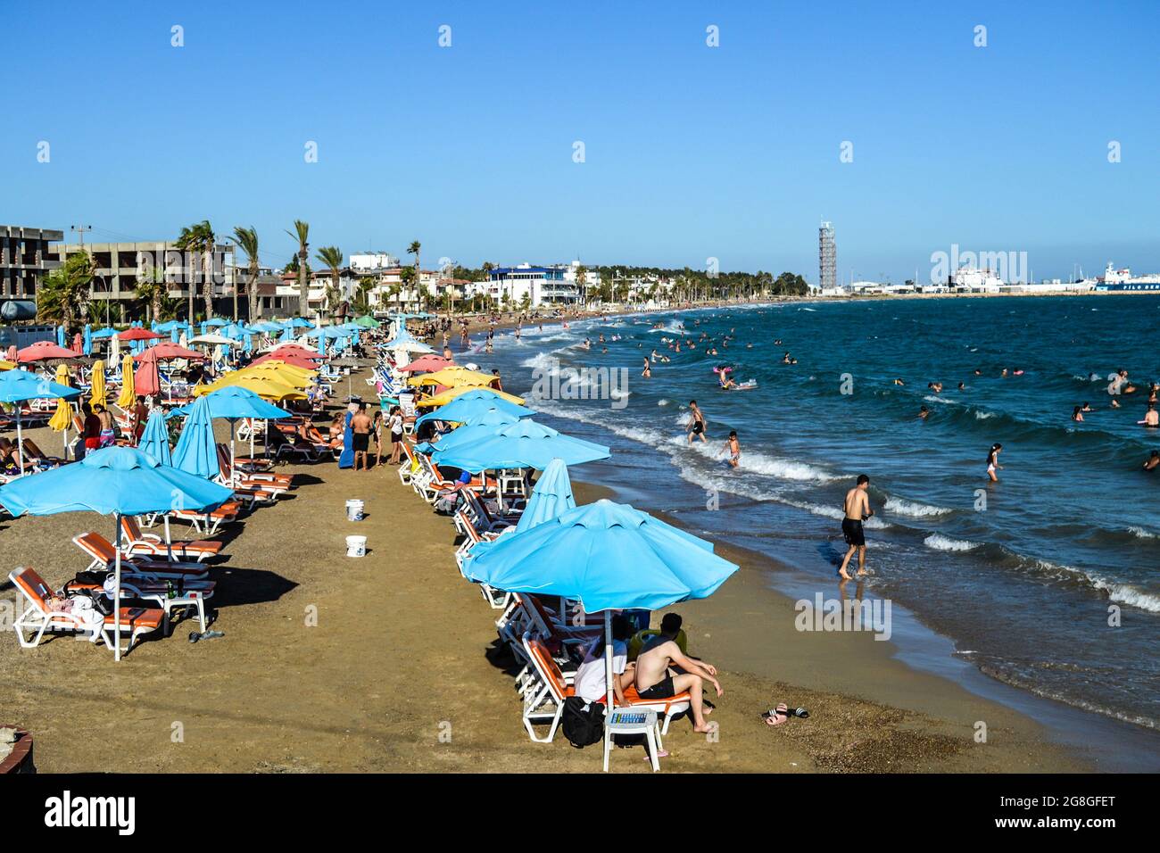 Mersin, Türkei. Juli 2021. Urlauber strömen an die Strände, um am Dienstag, den 20. Juli 2021, den neuntägigen Eid al-Adha-Urlaub in Mersin, Türkei, zu genießen. (Foto: Altan Gocher/GocherImagery/Sipa USA) Quelle: SIPA USA/Alamy Live News Stockfoto