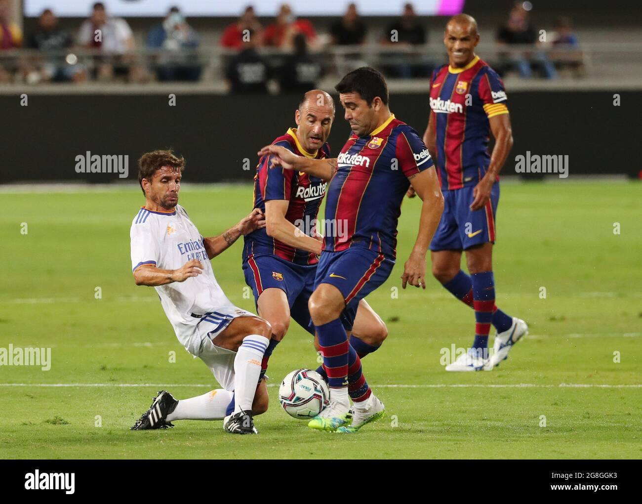 Fussball Fc Barcelona Legends Gegen Real Madrid Legends Bloomfield Stadium Tel Aviv Israel 20 Juli 2021 Alberto Rivera Von Real Madrid Legends In Aktion Mit Dem Deco Des Fc