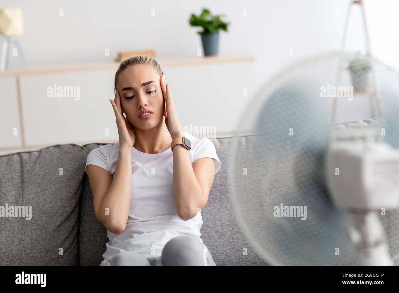 Überhitzung, Müdigkeit, Sommerhitze und schlechtes Gefühl Stockfoto