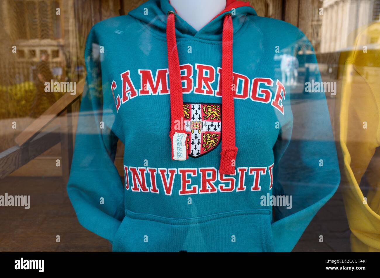 Kleidung der University of Cambridge wird in einem Schaufenster ausgestellt. Stockfoto