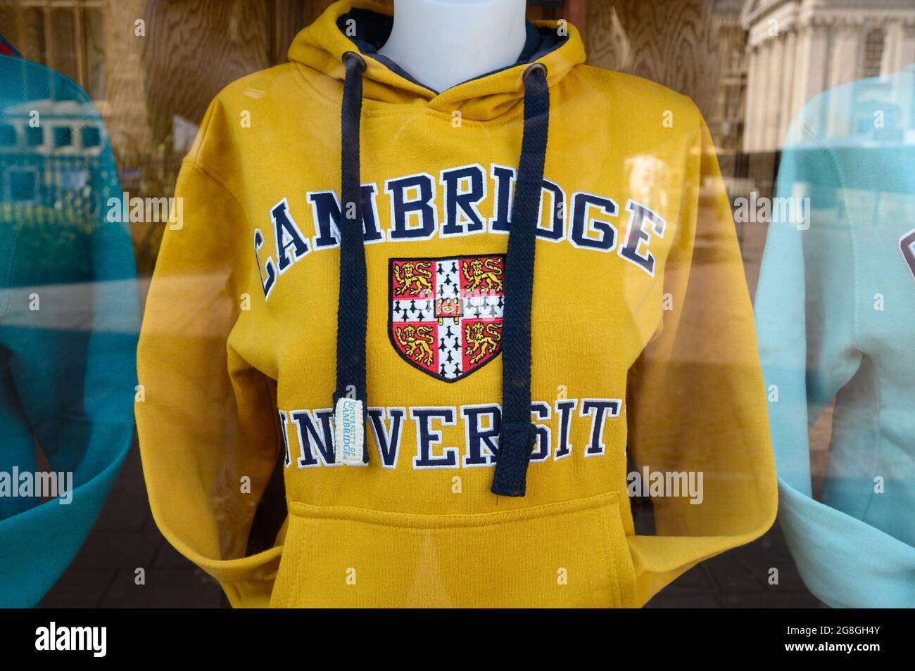 Kleidung der University of Cambridge wird in einem Schaufenster ausgestellt. Stockfoto
