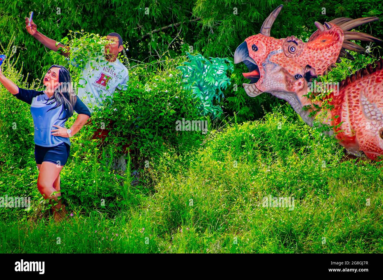 Selfie, eine mehrteilige Kunstinstallation von John Cerney, zeigt Menschen, die Selfies mit Dinosauriern im Langan Park, 17. Juli 2021, in Mobile, Alabama, machen. Stockfoto