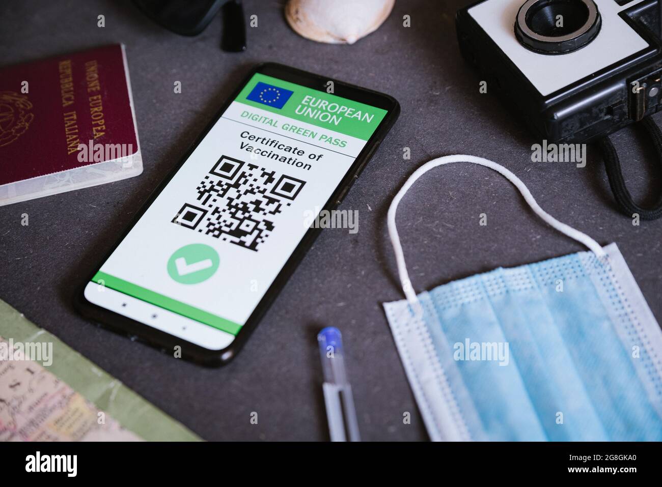 Spanien. Juli 2021. Auf diesem illustrativen Foto ist am 18. Juli 2021 in Barcelona, Spanien, ein symbolischer digitaler EU Covid Green Pass auf dem Bildschirm eines Mobiltelefons mit qr-Code und Gesichtsmaske zu sehen. Der Covid19-Impfpass der Europäischen Union wird eingeführt, um den freien Zugang zur geimpften Bevölkerung zu ermöglichen. (Foto von Davide Bonaldo/Sipa USA) Quelle: SIPA USA/Alamy Live News Stockfoto