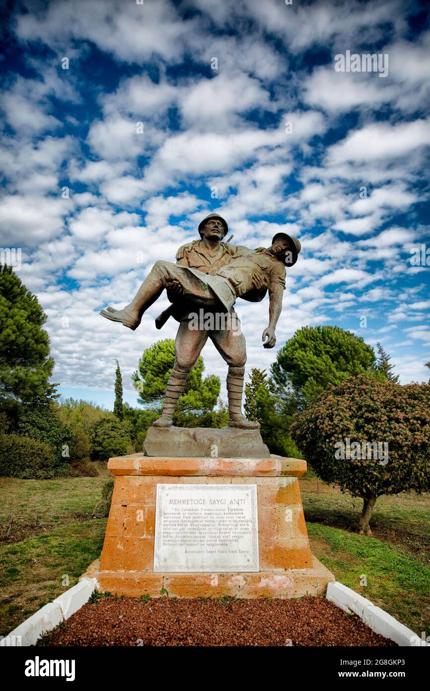 Denkmal eines türkischen Soldaten, der verwundeten Anzac-Soldaten am Canakkale Martyrs Memorial, Türkei, trägt Stockfoto