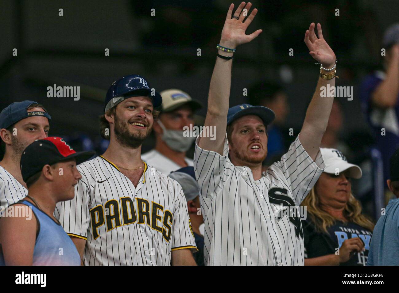 St. Petersburg, Florida. USA; EINE allgemeine Ansicht einiger Fans, die nach dem ersten Baseman Ji-man Choi (26) der Tampa Bay Rays fragten, um ihnen einen Ball während eines Major lea zu werfen Stockfoto