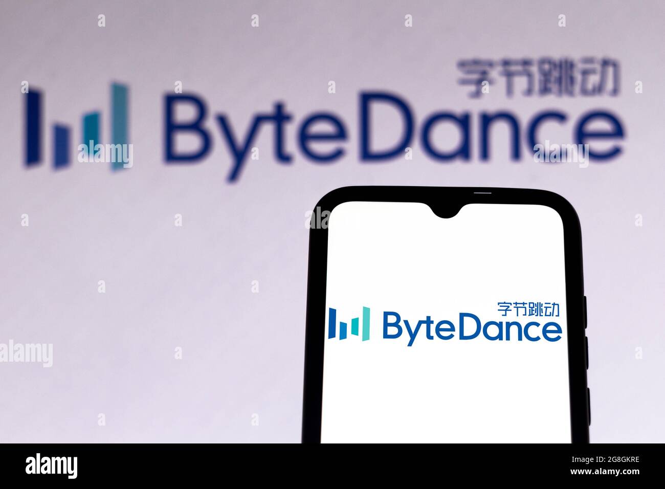In dieser Fototafel ist das Bytedance-Logo auf einem Smartphone-Bildschirm und im Hintergrund zu sehen. Stockfoto