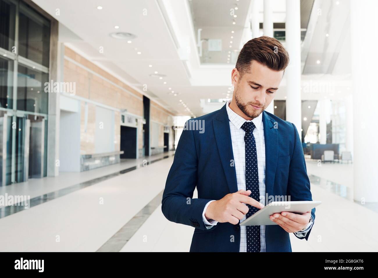 Durchgehen von Arbeits-E-Mails Stockfoto