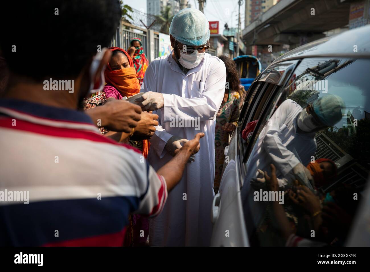 Nach dem Befehl der Behörden, am 02. April 2020 wegen der Corona-Virus-Pandemie in Dhaka, Bangladesch, die Schließung zu beenden, versammeln sich Menschen in der Hauptstadt, um Nahrung zu erhalten. Bangladesch hat laut IEDCR-Vertretern 56 Fälle bestätigt, darunter 6 Todesfälle aufgrund des Corona-Virus (COVID-19). Foto von Salahuddin Ahmed/Sipa USA Stockfoto