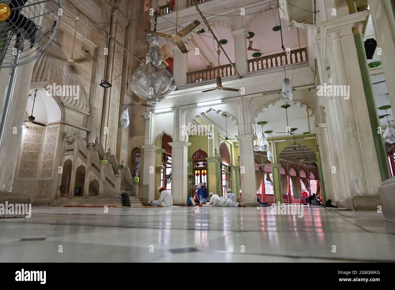 KOLKATA, WESTBENGALEN, INDIEN - MAI 27 2019 : wunderschöner Gebetsraum, Innenarchitektur von Nakhoda Masjid, einer der ältesten Masjiden von Kolkata. A pl Stockfoto