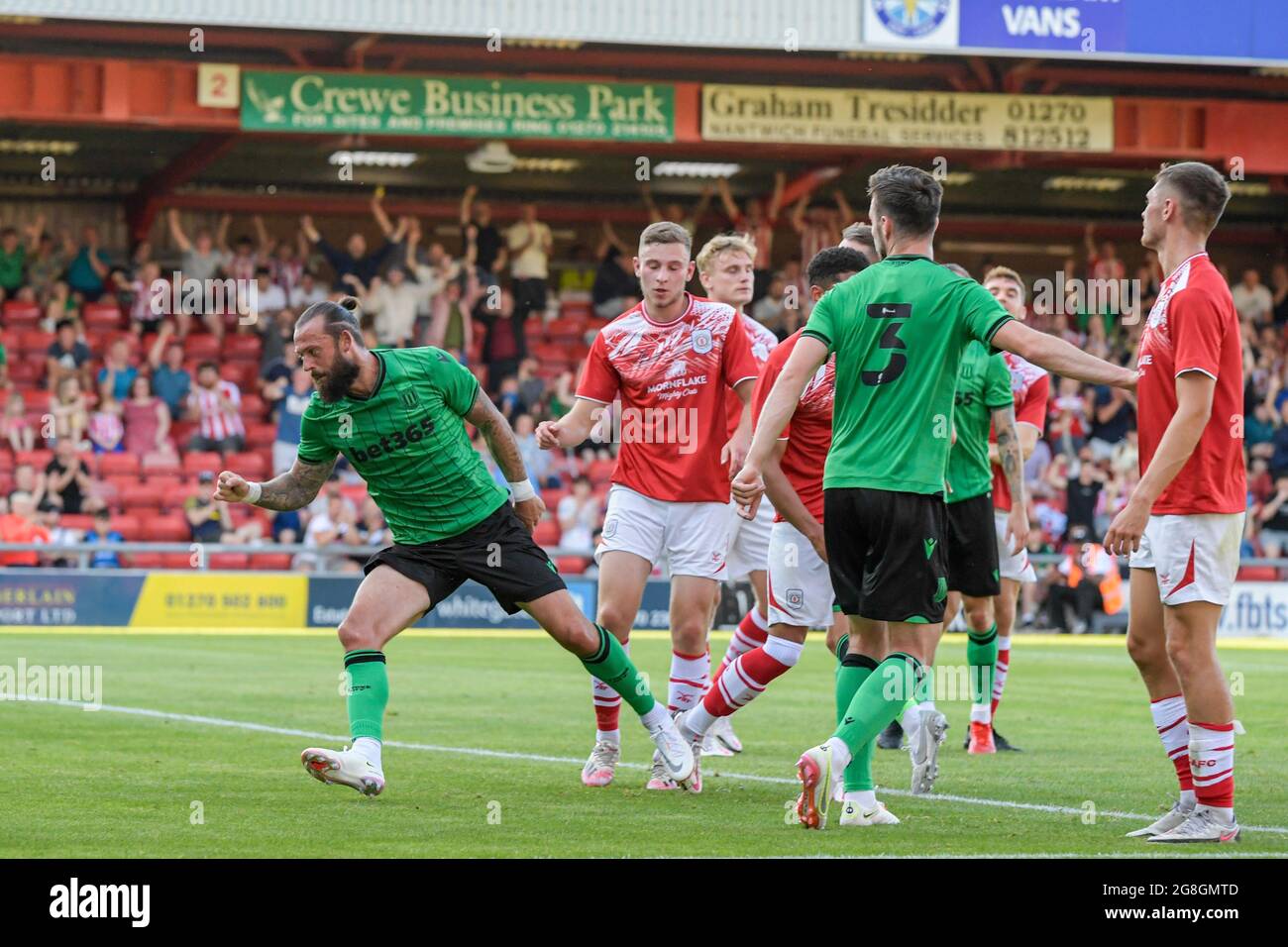 Crewe, Großbritannien. Juli 2021. Steven Fletcher #9 von Stoke City feiert ein Tor, das am 7/20/2021 in Crewe, Großbritannien, 0-2 Punkte erreichen soll. (Foto von Simon Whitehead/News Images/Sipa USA) Quelle: SIPA USA/Alamy Live News Stockfoto