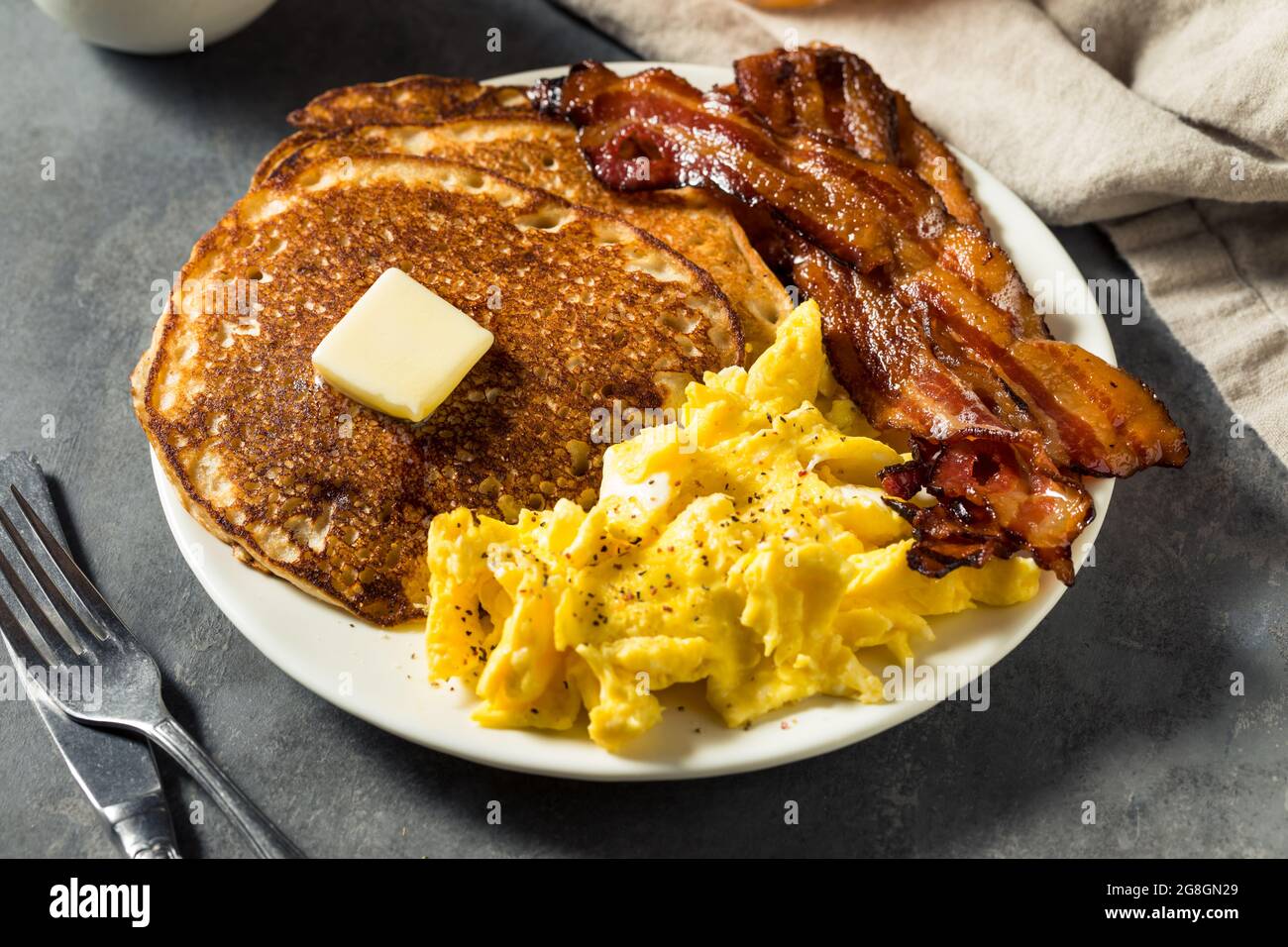 Hausgemachtes amerikanisches Pfannkuchen-Frühstück mit Eiern und Speck Stockfoto