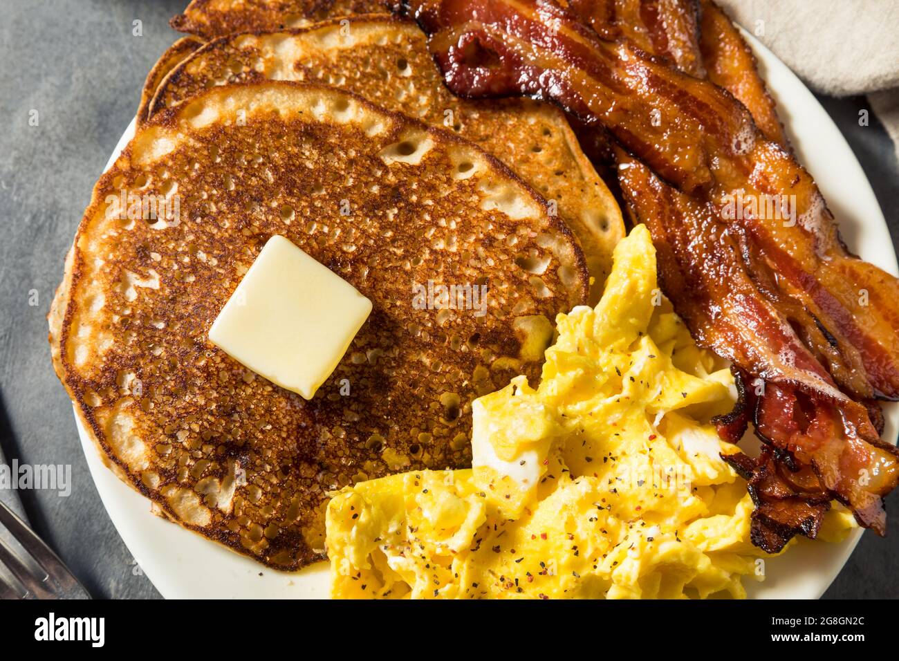 Hausgemachtes amerikanisches Pfannkuchen-Frühstück mit Eiern und Speck Stockfoto