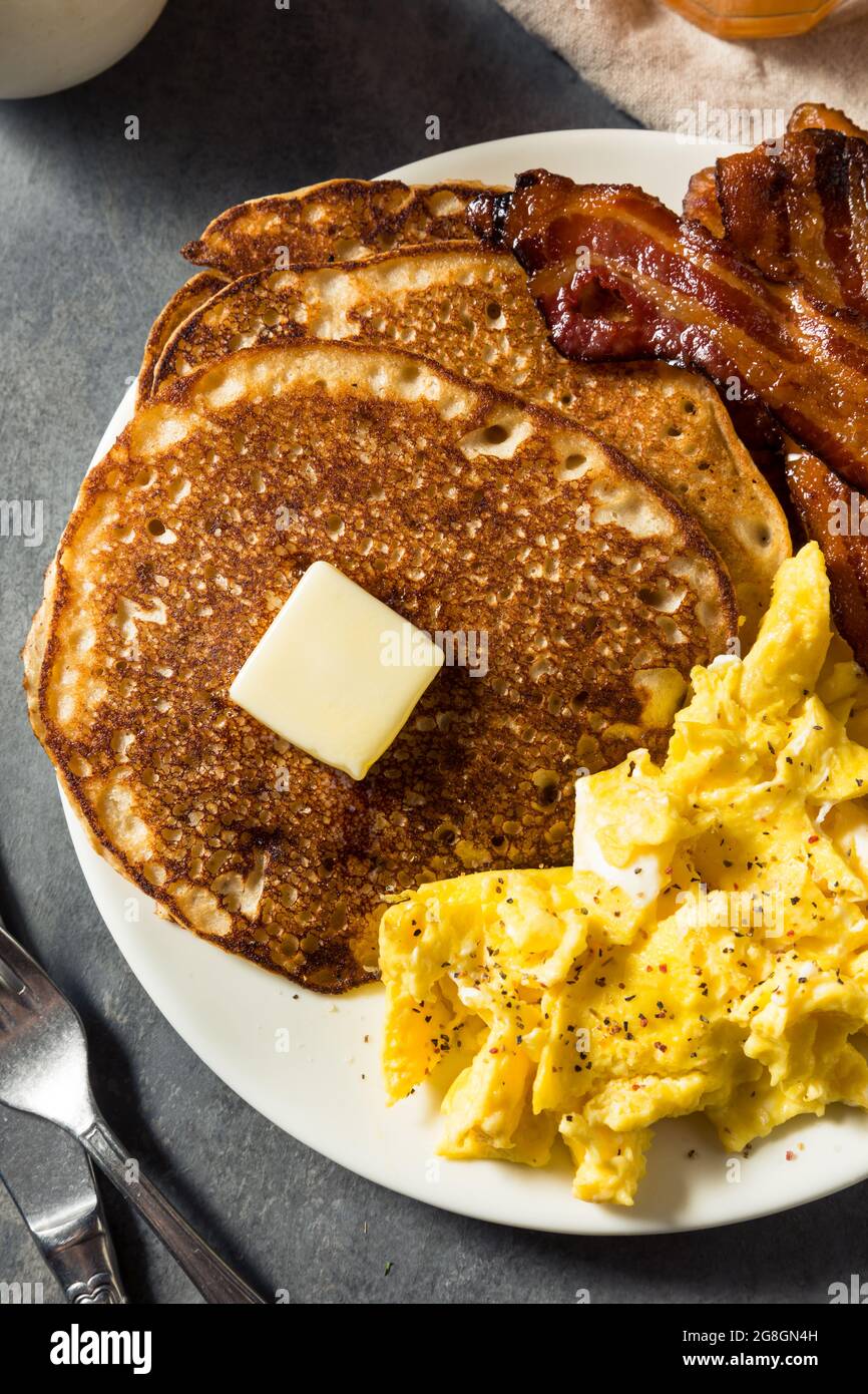 Hausgemachtes amerikanisches Pfannkuchen-Frühstück mit Eiern und Speck Stockfoto