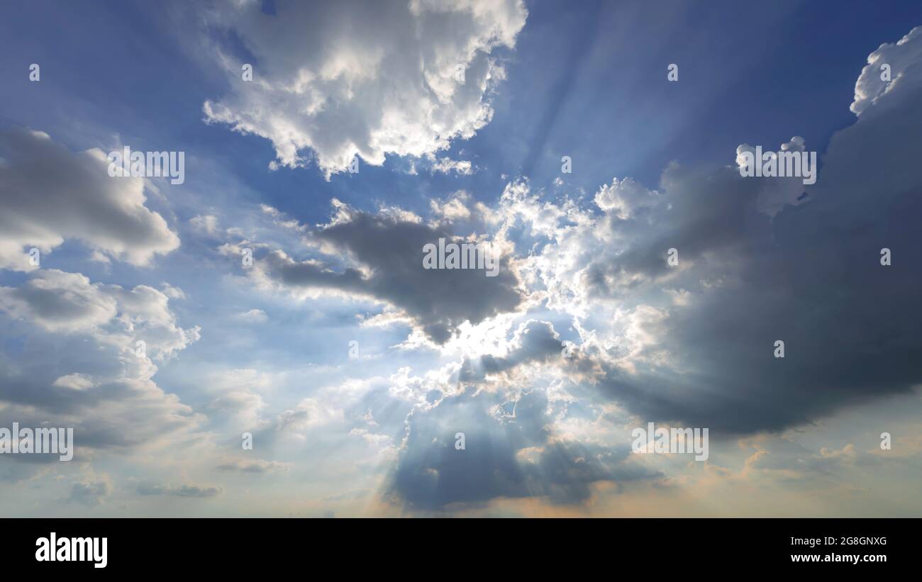 Schöner Himmel voller Farbe Sonne und Wolke Natur Hintergrund Stockfoto