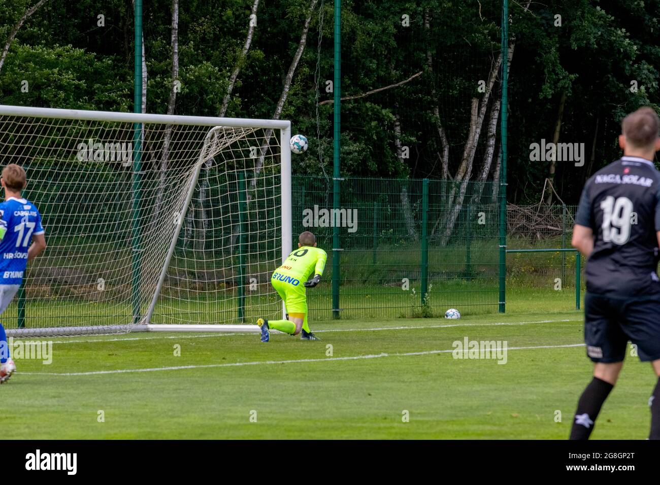 GENK, BELGIEN - 19. JULI: 0-1 von Kai Bosing vom MVV Maastricht (rechts). Patrik Chrosovsky von KRC Genk, Torwart Tobe Leysen von KRC Genk, Kai Bosing von MVV Maastricht beim Vorsaison-Freundschaftsspiel zwischen KRC Genk und MVV Maastricht am 19. Juli 2021 in Genk, Belgien (Foto: Frank Kerbusch/Orange Picts) Stockfoto