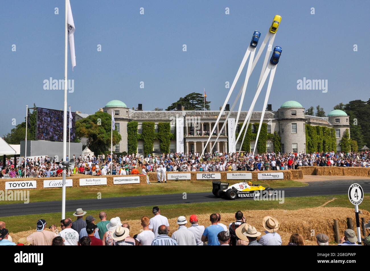 Renault RE40-Rennwagen, der beim Goodwood Festival of Speed in Großbritannien den Aufstieg auf die Schanze bestiegen und dabei an Goodwood House und dem Porsche-Hauptmerkmal vorbeifährt Stockfoto