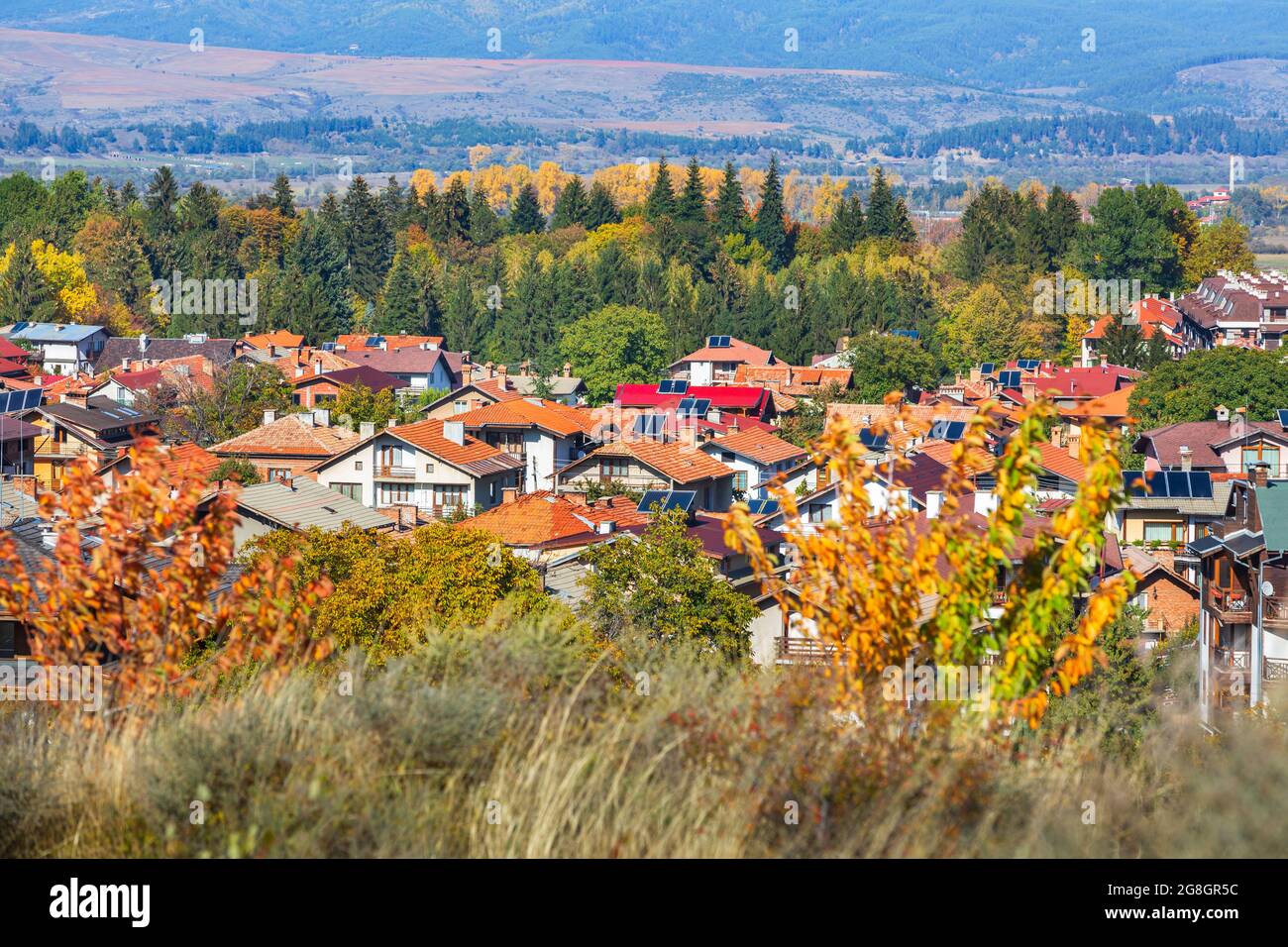 Bansko, Bulgarien Altstadt Luftpanorama mit Häusern und bunten Herbstbäumen Stockfoto