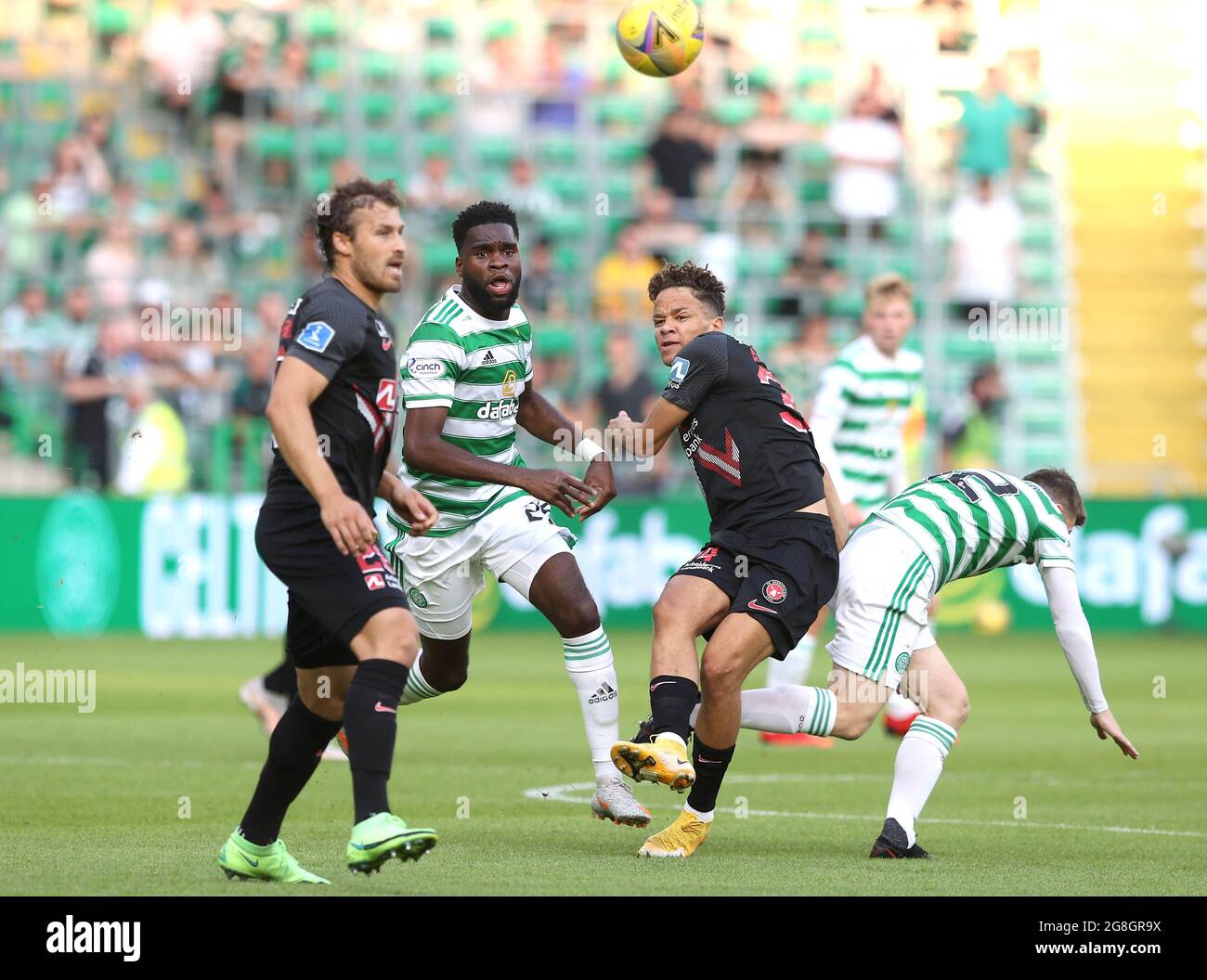 Odsonne Edouard von Celtic kämpft mit Erik Sviatchenko von Midtjylland (links) und Mikael Anderson während der zweiten Qualifikationsrunde der UEFA Champions League, dem ersten Beinspiel in Celtic Park, Glasgow, um den Ball. Bilddatum: Dienstag, 20. Juli 2021. Stockfoto