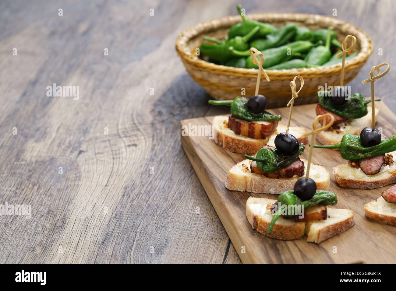 padron-Pfeffer, Chorizo und Schinkenspeck. spanische Vorspeise Stockfoto