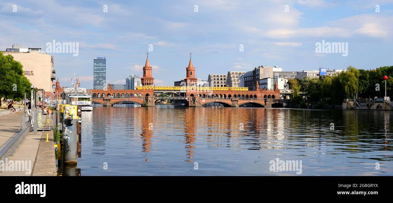Berlin, 28. Juni 2021, Blick über die Spree zur Oberbaumbrücke, die Kreuzberg und Friedrichshain verbindet. Stockfoto