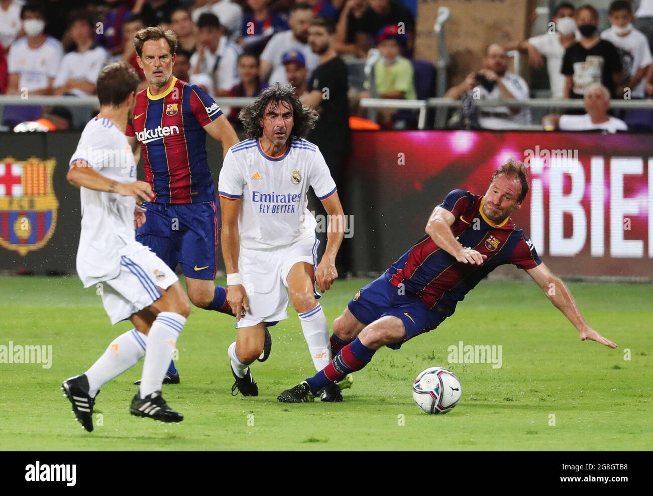 Fußball - FC Barcelona Legends gegen Real Madrid Legends - Bloomfield Stadium, Tel Aviv, Israel - 20. Juli 2021 Jose Emilio Amavisca von Real Madrid Legends in Aktion mit Juan Carlos und Ronald De Boer REUTERS/Ronen Zvulun von FC Barcelona Legends Stockfoto