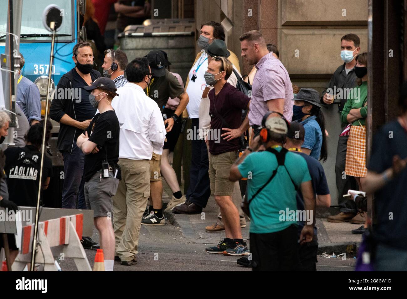 Glasgow, Schottland, Großbritannien. Juli 2021. IM BILD: Olivier Richters (der Film böse Charakter) zwischen den Aufnahmen am Set. Er ist ein niederländischer Bodybuilder, der für seine imposante Höhe von 218 cm bekannt ist. Dreharbeiten am Set von Indiana Jones 5 mitten im Stadtzentrum von Glasgow, als der Hollywood-Blockbuster Glasgow als New York City aufstellte. Eine vollständige Produktion ist zu sehen, mit einer großen Besetzung, Produzenten und Extras. Das Stadtzentrum wurde so verändert, dass alle Ladenfronten und Gebäude wie 1959 Amerika aussehen. Quelle: Colin Fisher/Alamy Live News Stockfoto