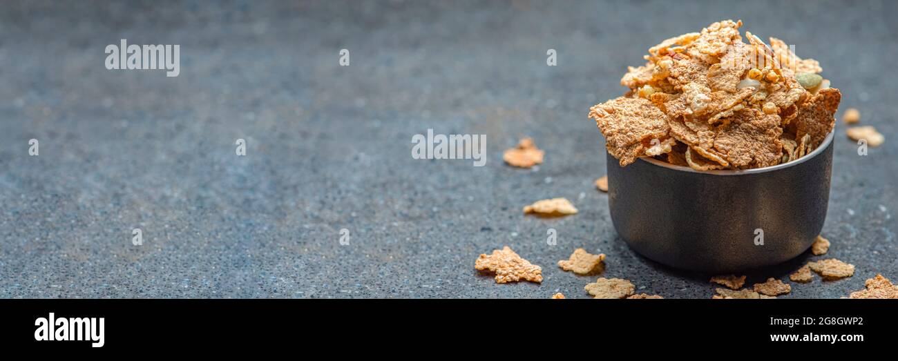 Das Müsli in einer Untertasse auf dem Hintergrund einer Steinplatte trocknen. Gesunde Ernährung und leichte Ernährung Frühstück Konzept, Copy Space Stockfoto