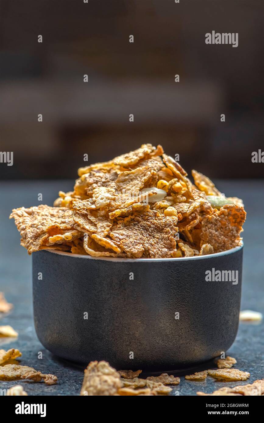 Das Müsli in einer Untertasse auf dem Hintergrund einer Steinplatte trocknen. Gesunde Ernährung und leichte Ernährung Frühstück Konzept, Copy Space Stockfoto