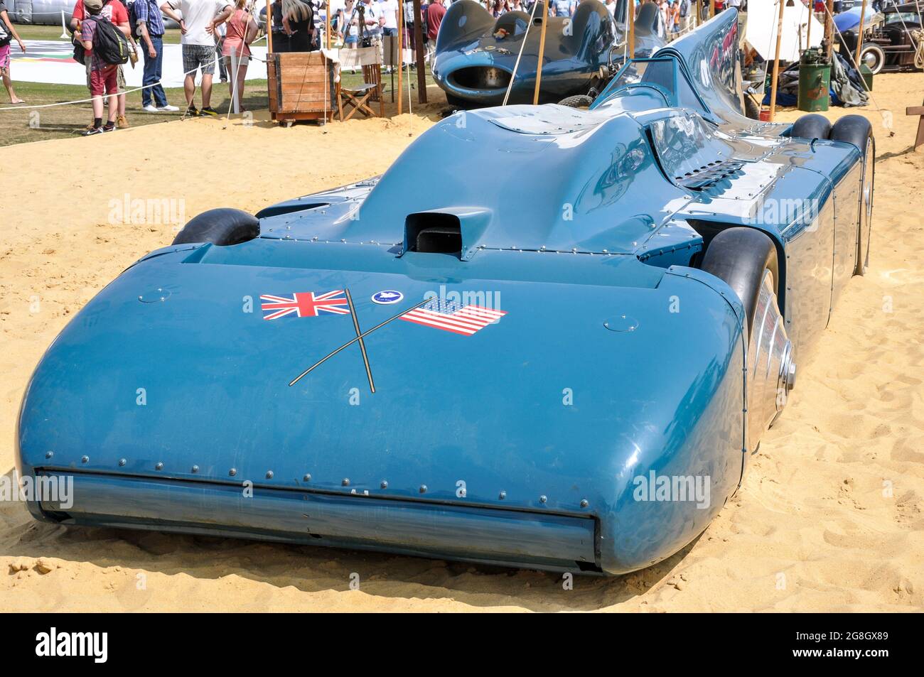 Sir Malcolm Campbells Bluebird V, der 1935 den Geschwindigkeitsrekord im Land brach und auf dem Goodwood Festival of Speed in Großbritannien mit Bluebird CN7 ausgestellt wurde Stockfoto