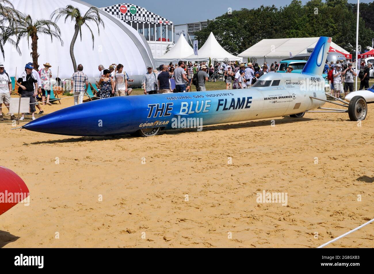 Das mit einer Blue Flame Land-Rakete angetriebene Speed Record-Fahrzeug wurde beim Goodwood Festival of Speed in Großbritannien ausgestellt und wurde von Gary Gabelich mit einer Geschwindigkeit von 630 km/h gefahren Stockfoto