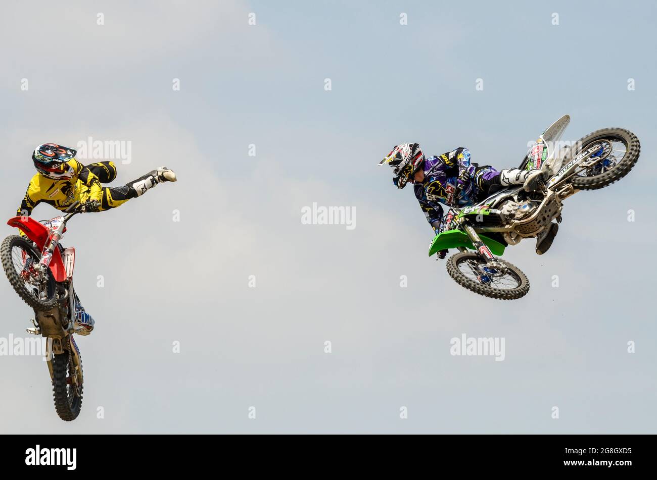 Motox-Stuntfahrer fliegen beim Goodwood Festival of Speed in Großbritannien durch die Luft. VERANSTALTUNG „GAS“ (Goodwood Action Sports). Motorrad-Stunts-Paar Stockfoto