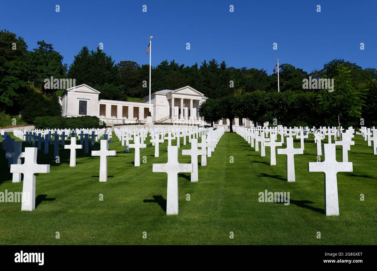 Suresnes American Cemetery befindet sich etwas außerhalb von Paris, erinnert an amerikanische Dienstmitglieder, die ihr Leben während des Ersten und Zweiten Weltkriegs verloren Stockfoto