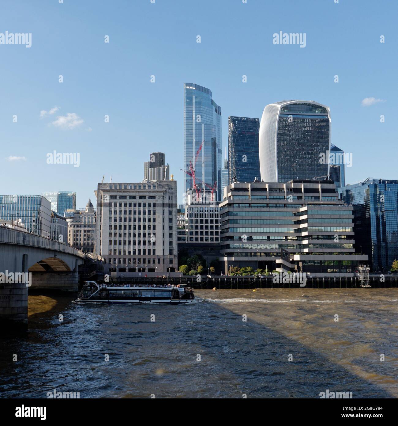 London, Greater London, England, Juni 12 2021: Themse mit dem Wolkenkratzer Walkie Talkie und einem Passagierboot Stockfoto