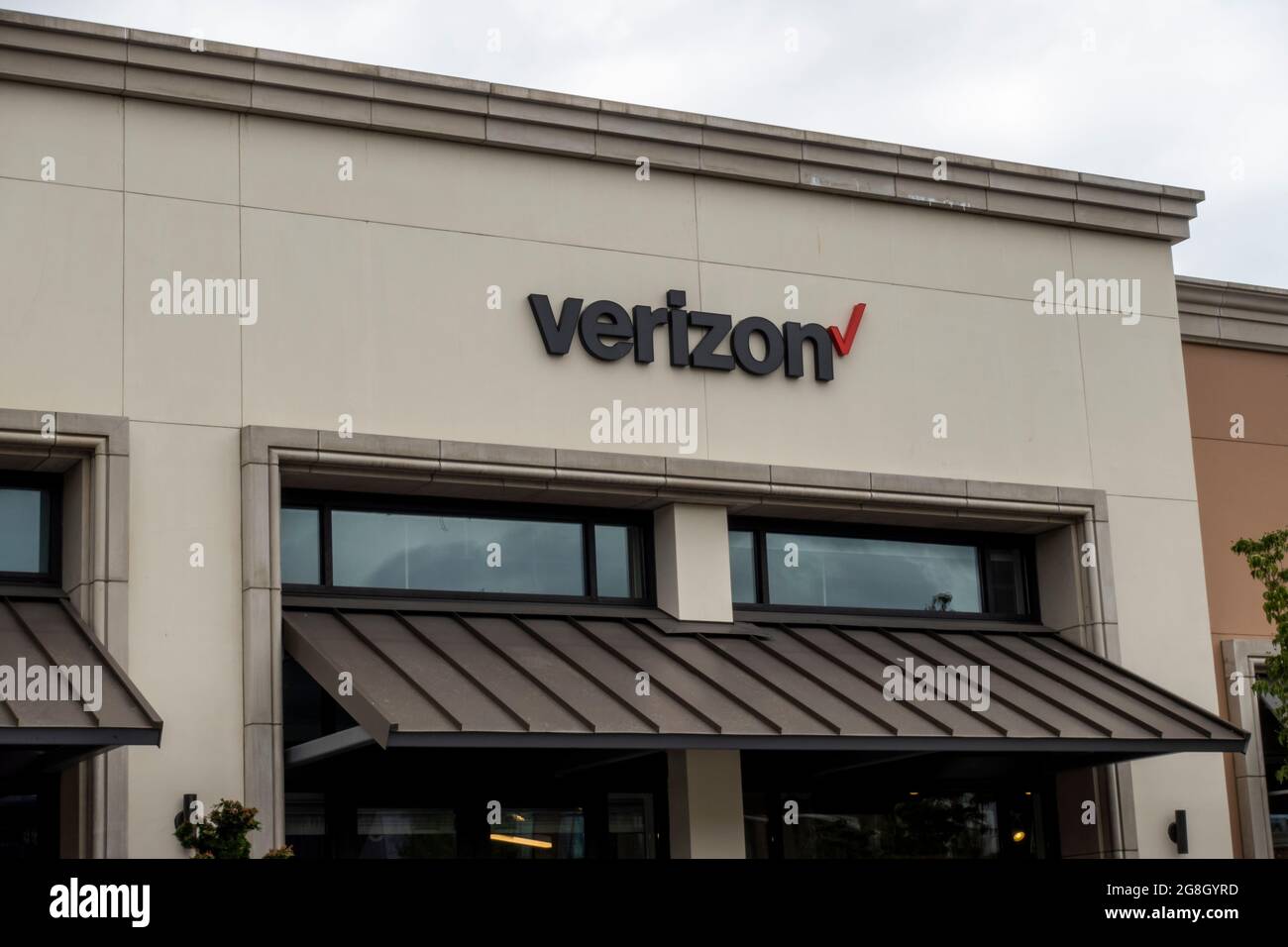 Kirkland, WA USA - ca. Juli 2021: Straßenansicht eines Verizon Wireless Handy-Shops in einem Einkaufszentrum. Stockfoto