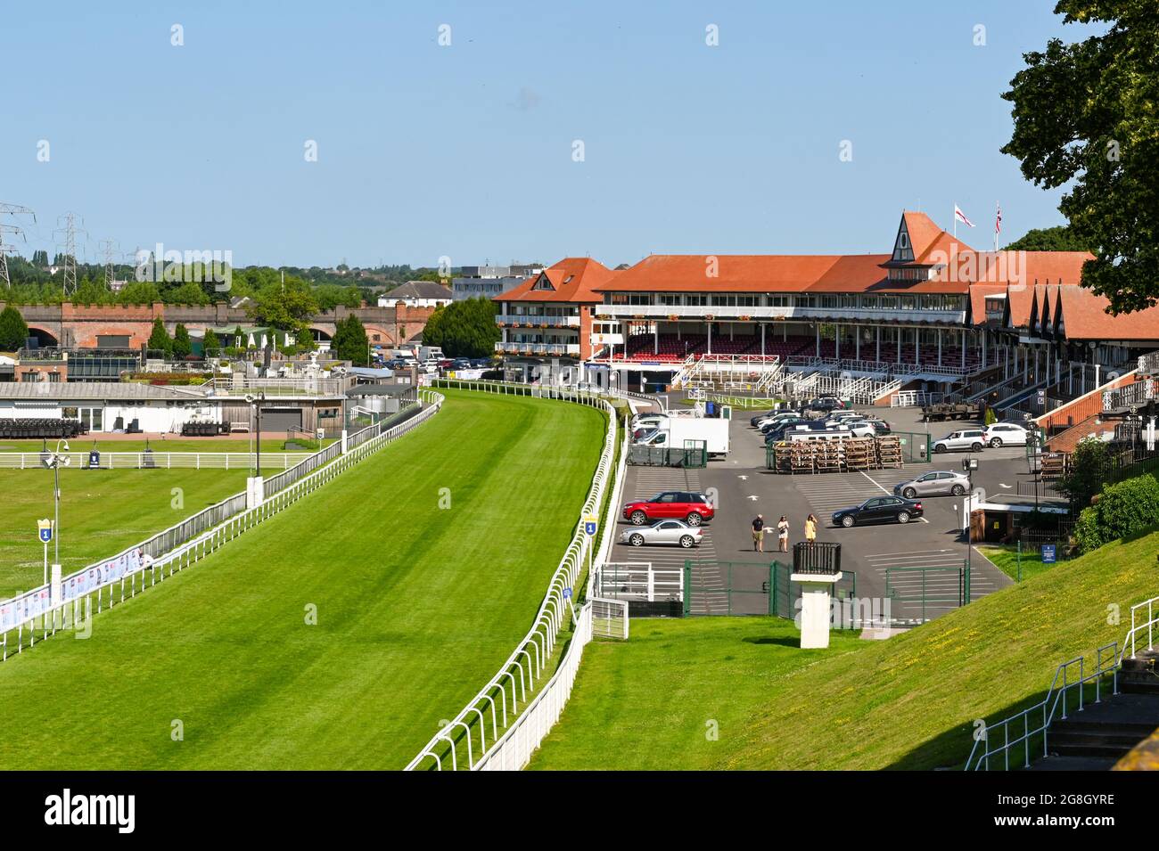 Chester, England - Juli 2021: Track and Stand auf der Rennbahn in Chester, Es liegt neben dem Stadtzentrum. Stockfoto